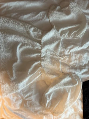 Vit puffärmad blus med knyt - (Utförsäljning av alla mina kläder, så priset jag lägger ut för gäller, och inget lägre)