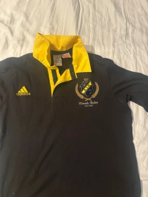 Svart långärmad piké  Råsunda  - Specialtröja som släpptes för att uppmärksamma AIK:s sista år på ikoniska Råsunda Stadion under säsongen 2012. Designen är baserad på ett av de allra första matchställen som bars på arenan 1937. Själva tröjan är tillverkad i bomull och har använt ytterst få tillfällen från att den köptes! Pris kan diskuteras 