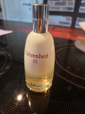 Fahrenheit 32 Eau de Toilette Dior - Fahrenheit 32 Eau de Toilette från Dior, 100 ml. Diskad o svårfångad 100ml se blåstreck mängd kvar .