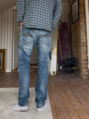 Nudie steady Eddie 32/33 - Nudie steady Eddie 31/34 men sitter mer som 32/33. Modellen är 188 väger 78. Total längd 106 benöppning 19 midja 42. 
