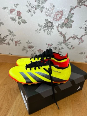 Adidas Predator fotbollsskor - Använda 2 gånger, inget fel på dom