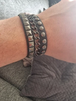 Armband punk svart - Armband punk svart. 22 cm långt. Bredd 3cm. PU läder.