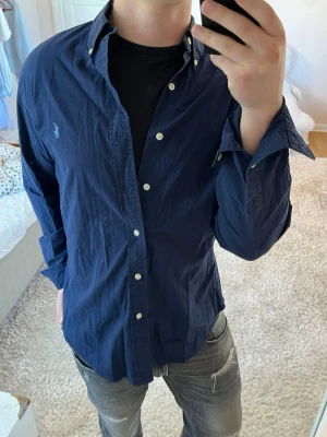 Ralph Lauren skjorta slim fit  - Ralph Lauren skjorta | Skick: 9/10 | Size - L | Nypris 1600kr mitt pris 499kr | Modellen är ca 181cm lång | Hör av dig vid minsta fråga eller fundering📩