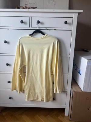 Ljusgul klänning från Nelly - En enkel och stilren ljusgul lklänning  från Nelly. Toppen har rund halsringning och är gjord i mjuk bomull, perfekt för en avslappnad look. Passformen är normal och tyget är tunt och skönt mot huden.