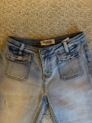 Ljusblå Bootcut Jeans från Missäy - Säljer ett par Ljusblå bootcut jeans från Missäy i storlek M🩷 Dem är avklippta längst ner och i super bra skick. Säljer eftersom dem är blivit för små!  Jag svarar gärna på frågor🙌🙌