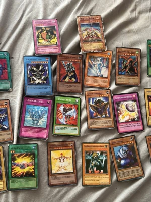 Yu-Gi-Oh! samling spelkort (OFFER!) - En samling Yu-Gi-Oh! spelkort med olika monster, magi och fällor. Korten har färgstarka illustrationer och varierar i färg som blå, röd, grön, lila och orange. Materialet är klassiskt glansigt papp. Perfekt för dig som gillar strategi och samlarkortspel. Hardly played looking for offers!