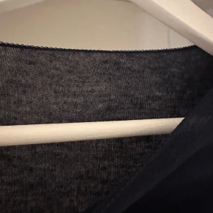 Intimissimi tröja - Kashmir tröja från intimissimi i mörkblå. Endast använd 2 ggr så där med ett mycket bra skick.😍