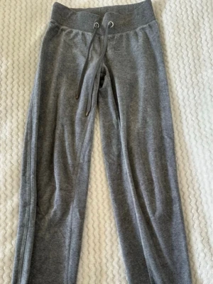 Mjukis byxor. - Grå mjukis byxor köpta på cubus i storlek XS. 🌸 använts ett fåtal gånger men inga defekter på dem. 🌺