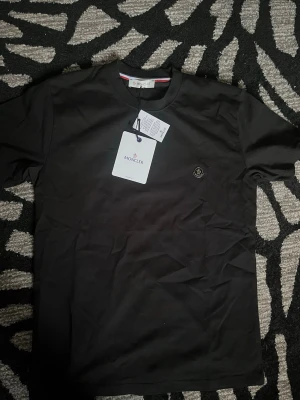 Moncler t-shirt  - 10/10 Skick pris kan diskuteras 