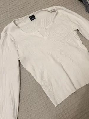 Lång ärmad tröja - Storlek M men passar även dem som bär S. Tröjan är köpt på gina tricot. Har använts några fåtal gånger men inga fel på den. 🌸