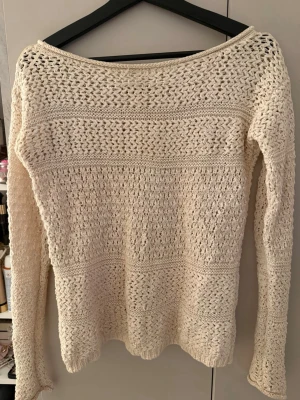 Vit grovstickad off shoulder topp - Vit tröja som man kan ha som båt urringning eller off shoulder i ett grov stickat material storlek S från esprit, vintage från early 2000 tal 