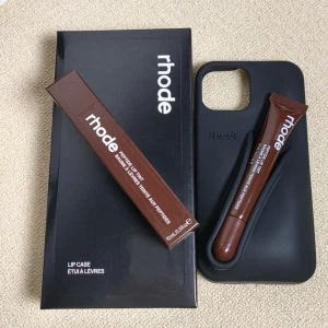 rhode skal + liptint - Skal+Liptint+box följer med! passar iphone 13/14/15. helt nytt oanvänt! svart 🖤