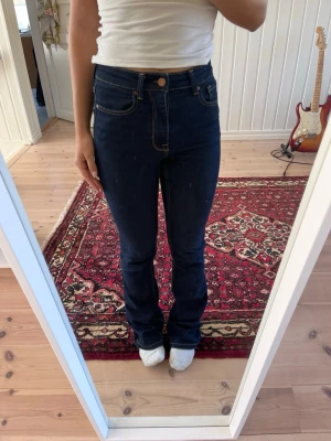 Mörkblå bootcut jeans från Zara - Highwaist och långa i benen. 