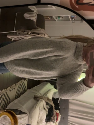 Grå polo tröja - Så snygg stickad tröja med polo krage! Kragen viker man ner själv så man kan bestämma hur mycket krage man själv vill ha! Inga defekter- väldigt fint skick. Köpt för ca 2 år sedan men knappast använd! 🥰