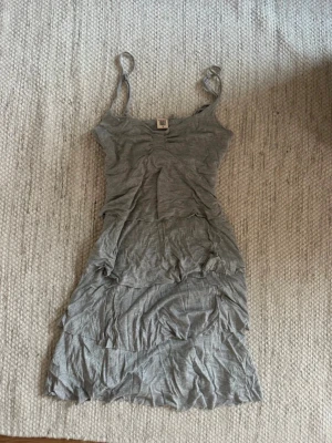 Grå miniklänning  - Grå miniklänning köpt second hand, aldrig använd av mig därmed superfint skick!🤍Jag är 178 för referens!
