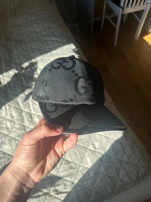 Svart keps  - Svart keps de som vet märket vet gg. Har inte använt mycket för jag passar inte med kepsar 
