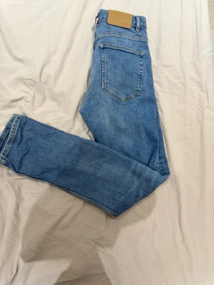 Blå jeans från dobber - Snygga blå jeans från dobber med klassisk femficksdesign och raka ben. Jeansen har en ljus tvätt och är tillverkade i bomullsdenim. Perfekta för en avslappnad och trendig look.