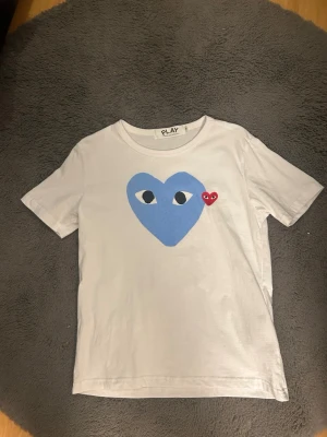 CDG T-shirt  - Jätte bra kvalitet, helt ny, storlek M. Hör av dig vid minsta lilla fundering! 