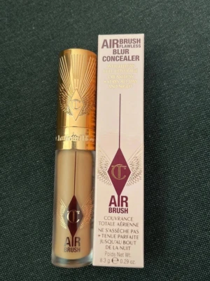 Charlotte Tilbury Concealer - Charlotte Tilbury Airbrush Flawless Blur Concealer med fin, lyxig förpackning. En smidig concealer som ger en jämn och mjuk finish. I färgen 10 Tan.  Säljer för att det var inte min färg! 