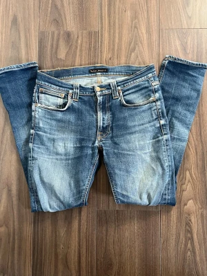 Nudie jeans Lean Dean 31 W 34 L  - Feta jeans hör av er för frågor eller fundering. Defekt i vänster ficka och lite i skrevet men där har jag lagat. Därav priset  
