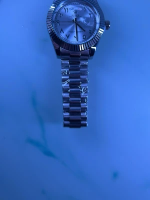 Klocka  - Hej jag säljer en fint klocka med Arabiska siffror med fint färge klockan är helt nytt! För mer information eller bilder jag är här! Priset kan diskuteras vid en snabb affär!