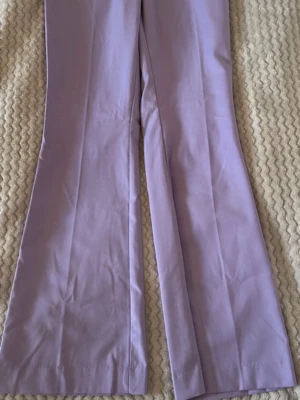 Syrenlila linnebyxor. - Storlek: S. Köpta på H&M! 🌸 Yttertyg : 67% POLYESTER 33% VISKOS. Fickfoder : 100% POLYESTER. Har aldrig använts. 🌺