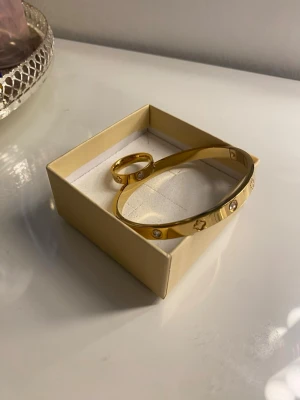 Guldpläterad Armband + Ring - I bra skick!! Både är Guldpläterad och ringen har storlek 8.