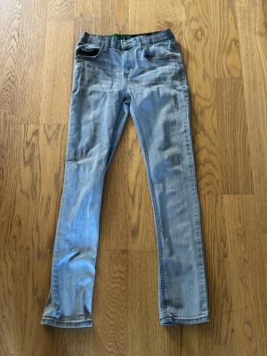 Grå levins Jens med en snygg stil - Grå byxor passar med en svart tröja eller en snygg T-shirt för en chill kväll