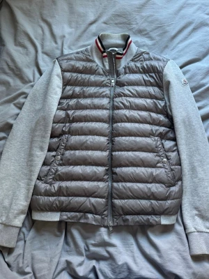 Moncler Maglia Cardigan - Säljer min Magla Cardigan från Moncler då den inte passar. 9/10 i skicket helt som ny! Storlek : L sitter som M/L! ✨ Pris 3750kr! 💥 + frakt 📦 DM för frågor! Perfekt jacka till sommaren/vår!