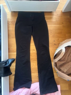 Svarta utsvängda leggings - Svarta leggings med utsvängda ben och hög midja. Mjukt och stretchigt material som sitter skönt på kroppen. Perfekta för en trendig och avslappnad stil. Passar till sneakers eller boots.
