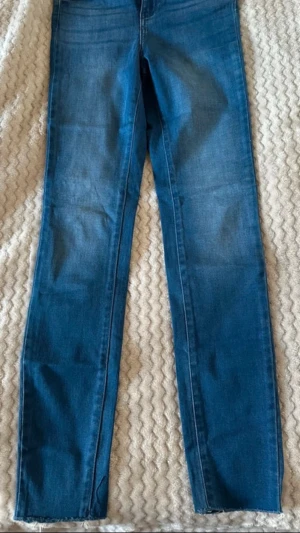 Jeans - Storlek XS & köpta på gina tricot. Använts ett fåtal gånger men inga fel på de. 🩷