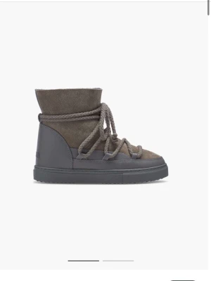 Gråa boots från Inuikii i mocka - Säljer ett par jättefina gråa Inuikiis i storlek 39. Notera att skorna har en liten skavda på insidan av hälen som blir när man går för skorna slår emot varandra. Skorna är gjorda i mocka och skinn med foder på insidan som håller fötterna varma.