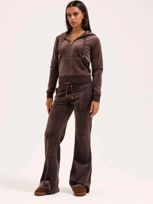 Brunt velourset med huva - Mysigt tvådelat loungewear-set i brun velour med dragkedja, huva och fickor på både jacka och byxor. Byxorna har utsvängda ben och snörning i midjan. Perfekt för chill dagar hemma eller när du vill vara bekväm men ändå snygg.