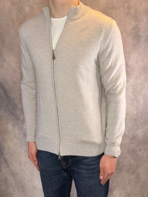 Stenström Merinoull Full Zip Tröja - Stl S - Riktigt fet Full Zip tröja från Stenström i 100% merinoull | Mycket bra skick: 9,4/10, utan defekter | Modellen är 177cm lång och väger ca 74kg sitter bra men passar också kortare | Hör av dig vid frågor // Galgen 🫡