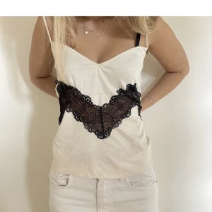 Zara topp - Så snygg topp, lite nopprig men sparsamt använd av mig❤️