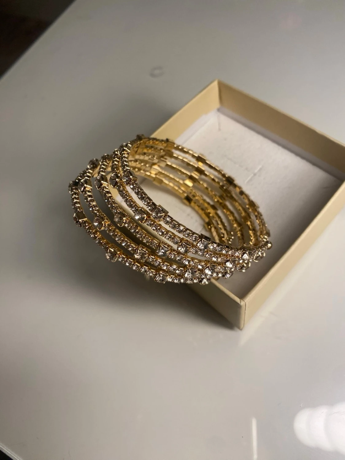 Guldiga armband med strassdetaljer - 1