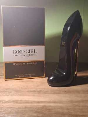 Good Girl EdP från Carolina Herrera - Good Girl Eau de Parfum från Carolina Herrera i en unik flaska formad som en svart högklackad sko med gulddetaljer. Doften är elegant och modern, och flaskan rymmer 80 ml. Kommer i en lyxig svart och guld kartong.