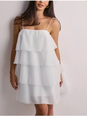 Vit volangklänning med tunna axelband - Superfin vit skolavslutnings klänning men också sommar klänning🥰 Bara att fråga om det är något ni undrar☺️