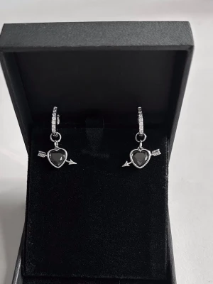 Heart earrings  - Örhängena är aldrig använda och 100 % rost- och nickelfria. Hör gärna av dig om du har några frågor ☺️