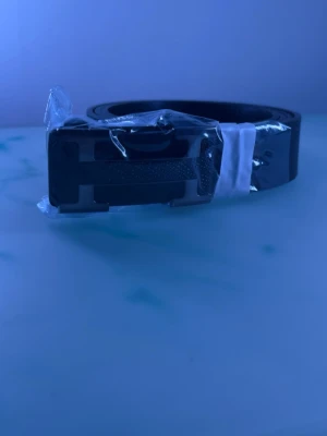 Bälte  - Hej jag säljer en fint bälte som är helt nytt för mer information jag är här bara att skriva till mig!