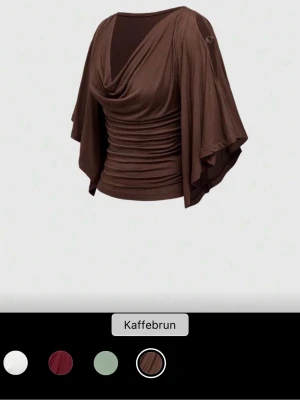 Brun draperad topp med vida ärmar - Snygg kaffebrun topp från shein, toppen är aldrig använd. Beställde den för någon månad sen för 289kr💕