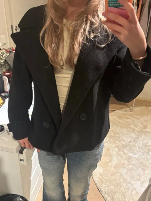 Kappa från design by si - Kappa från design by si. Klassisk modell som passar perfekt till jeans eller dressat. Jackan har en rak passform och är tillverkad i ett kraftigare tyg som ger en snygg siluett.