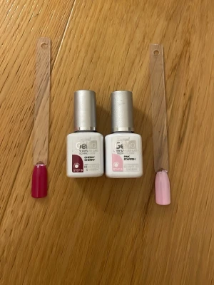 Depend Gellack Cherry & Pink Starfish - Två Depend Gellack nagellack i färgerna Cherry Cherry (mörkrosa) och Pink Starfish (ljusrosa). Båda är gel-lack som härdas i UV-lampa och kommer i små vita flaskor med silverlock. Perfekt för dig som vill ha snygga och hållbara naglar.