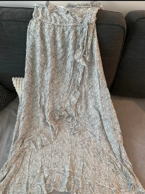 Klänning - Superfin klänning med slits där framme. Köpt på cubus & är i storlek XS. Inte använts. 🩷