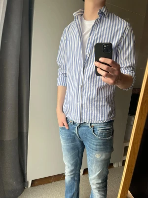 Snygg skjorta - Hej! Säljer denna snygga skjorta från H/M! Mycket gott skick, kontakta mig vid linsta fråga! //Nils- obs pris hugget i sten!