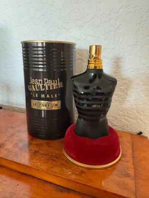 Jean Paul Gaultier Le Male Le Parfum - Köpt på Kicks för 1150 kr. Ca 55/75 ml kvar i flaskan. Kvitto finns, bara att höra av dig vid funderingar! :)