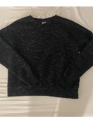 Sweatshirt  - En svart sweatshirt i leopard mönster köpt från selpy men från Gina tricot från början 