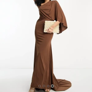 Asos Maxiklänning  - Slutsåld Chokladbrun Maxiklänning från Asos i storlek 38. Helt oanvänd, hittade en annan klänning så kunde inte ha på mig den alls. Köpt för 1209kr!