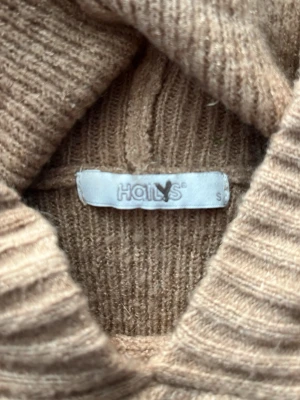 Beige kabelstickad tröja - Säljer en beige kabelstickad tröja