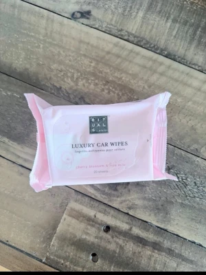 Rituals Luxury Car Wipes Sakura - Lyxiga bilservetter från Rituals i serien Sakura med doft av körsbärsblom och rismjölk. Förpackningen är ljusrosa och innehåller 20 ark. Perfekt för att fräscha upp bilen med en fräsch och blommig doft.